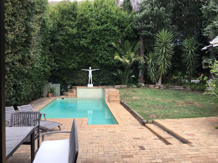 To Let 4 Bedroom Property for Rent in Fresnaye Western Cape